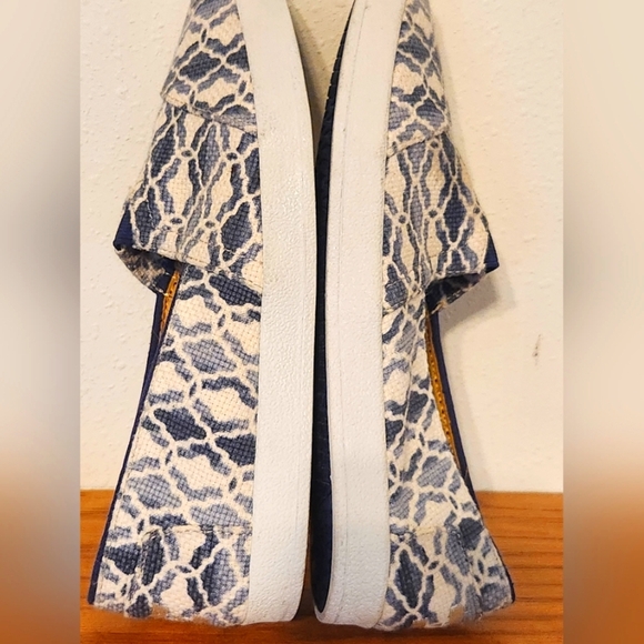 TOMS Blue and White Patterned Canvas Slip-On Shoes Women's 8 Nearly New - Picture 10 of 12